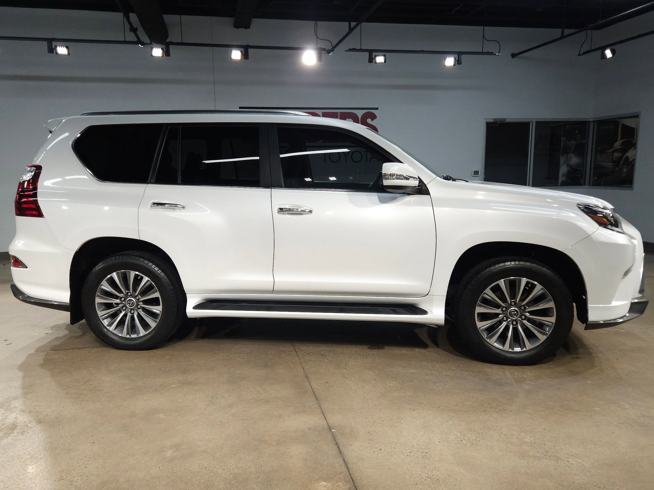 Used 2021 Lexus GX 460 Luxury w/ Sport Design Package AWD/4WD image 8