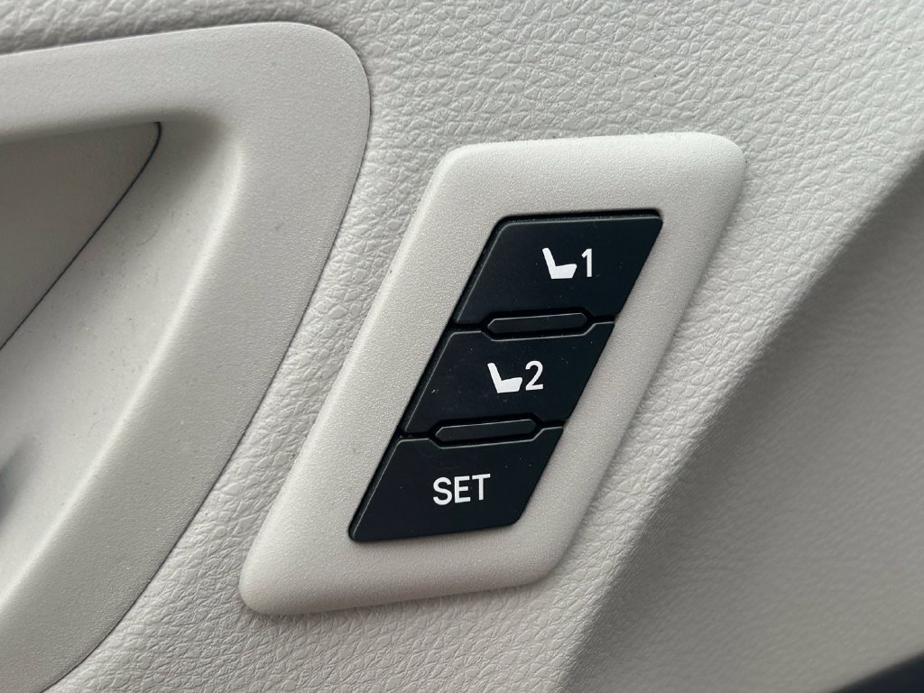 Used 2023 Toyota Sienna Limited AWD/4WD image 27