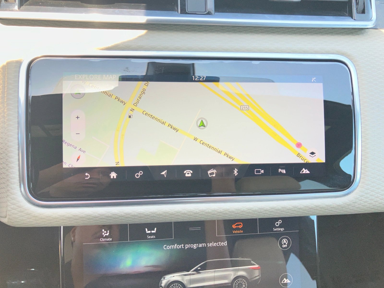 Used 2018 Land Rover Range Rover Velar R-Dynamic SE AWD/4WD image 16