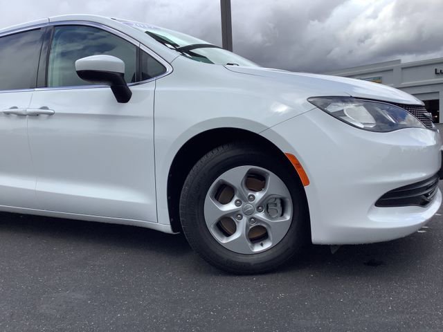 Used 2017 Chrysler Pacifica LX w/ Tire & Wheel Group FWD image 3