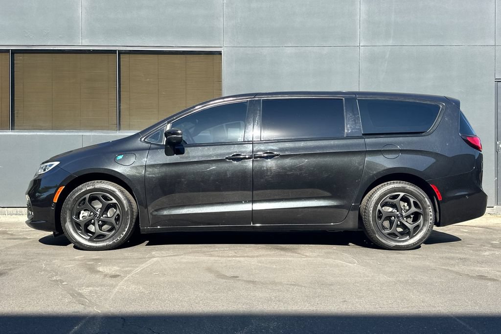Used 2023 Chrysler Pacifica Touring-L w/ Uconnect Theater Family Group FWD image 7
