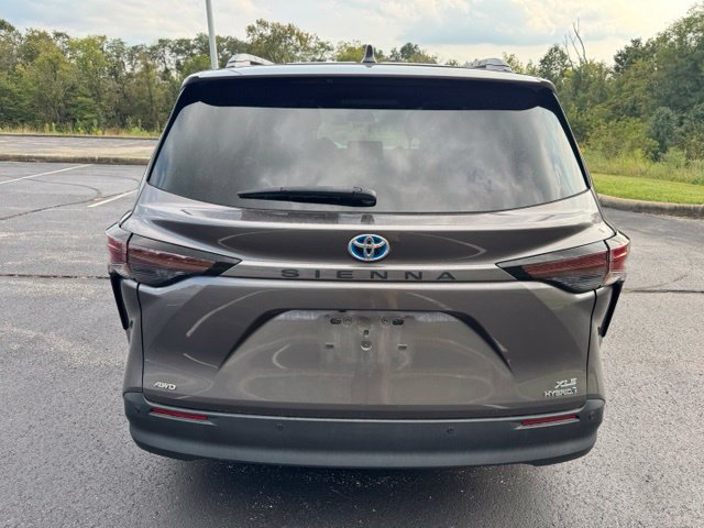 Used 2024 Toyota Sienna XLE w/ XLE Plus Package AWD/4WD image 4