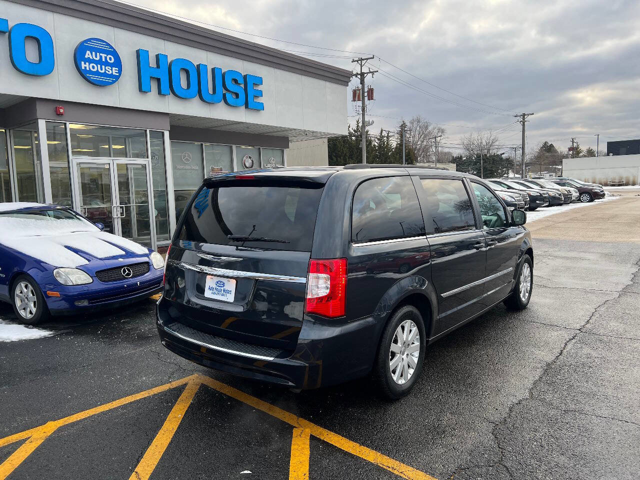 Used 2014 Chrysler Town & Country Touring image 10