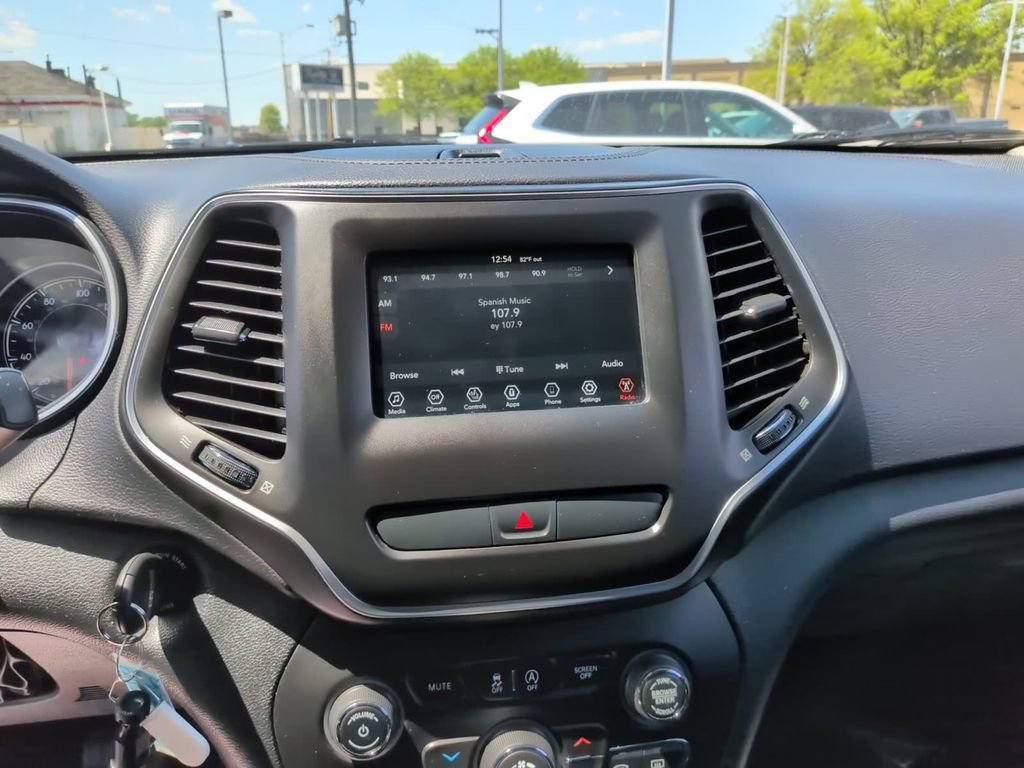 Used 2019 Jeep Cherokee Latitude w/ Cold Weather Group AWD/4WD image 26