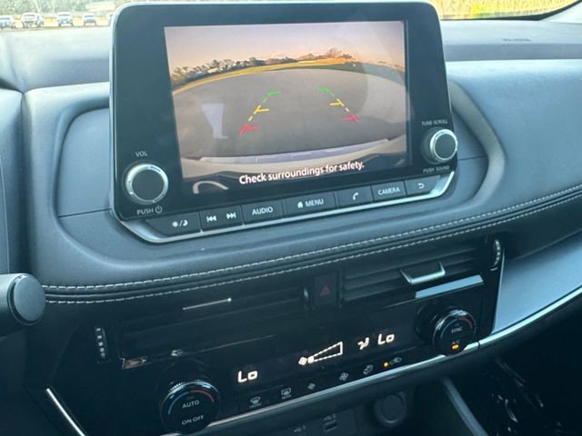 Used 2023 Nissan Rogue SV image 9