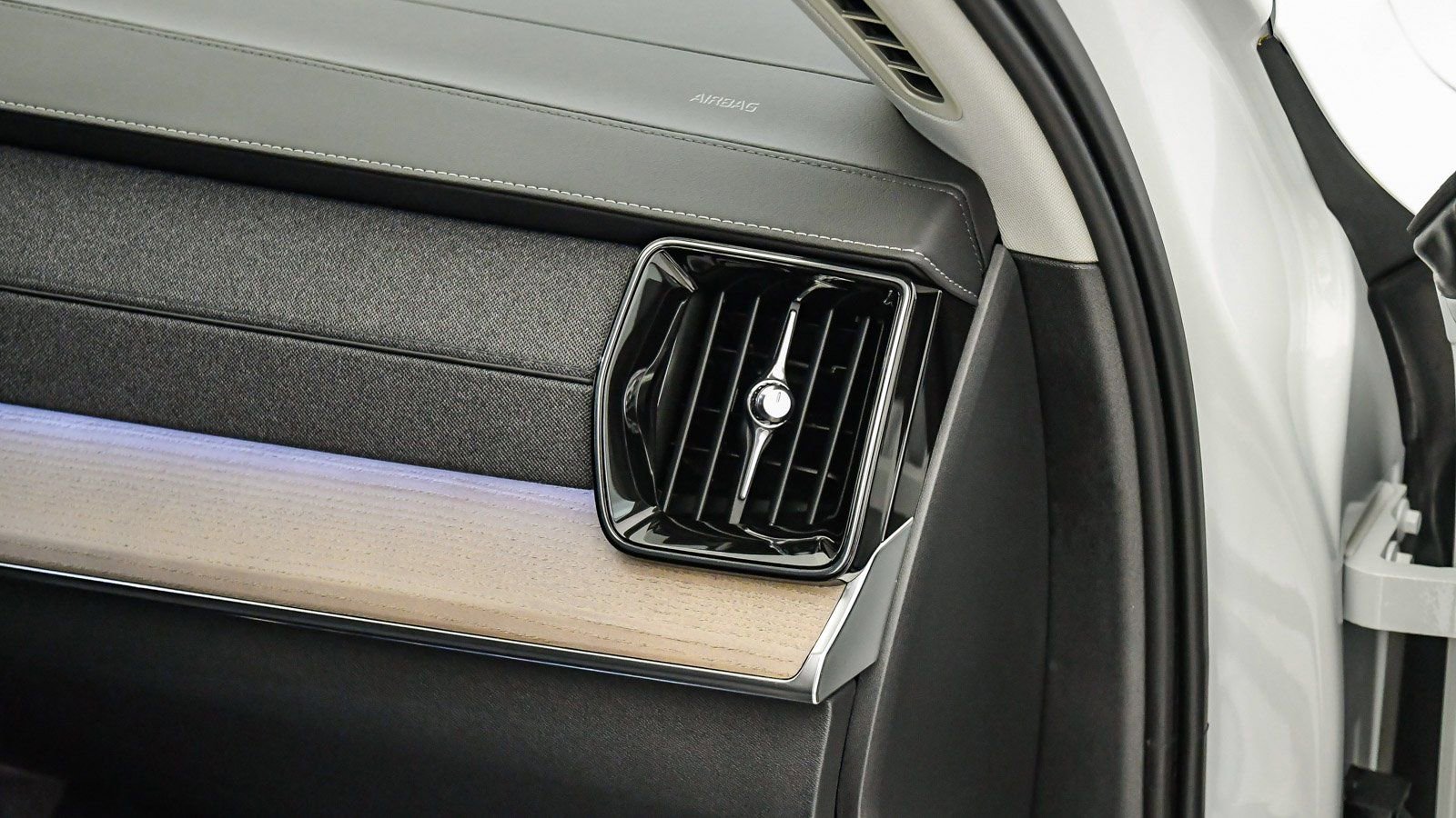 Certified 2025 Volvo XC90 B6 Plus w/ Protection Package Premier image 16