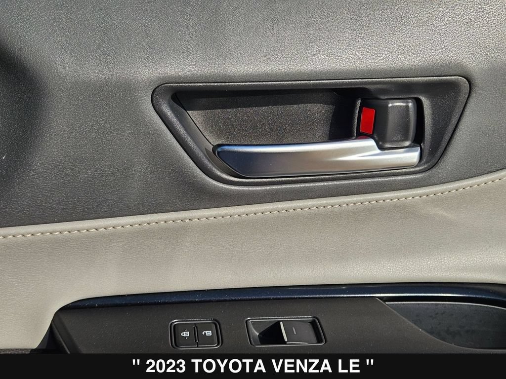Used 2023 Toyota Venza LE AWD/4WD image 31