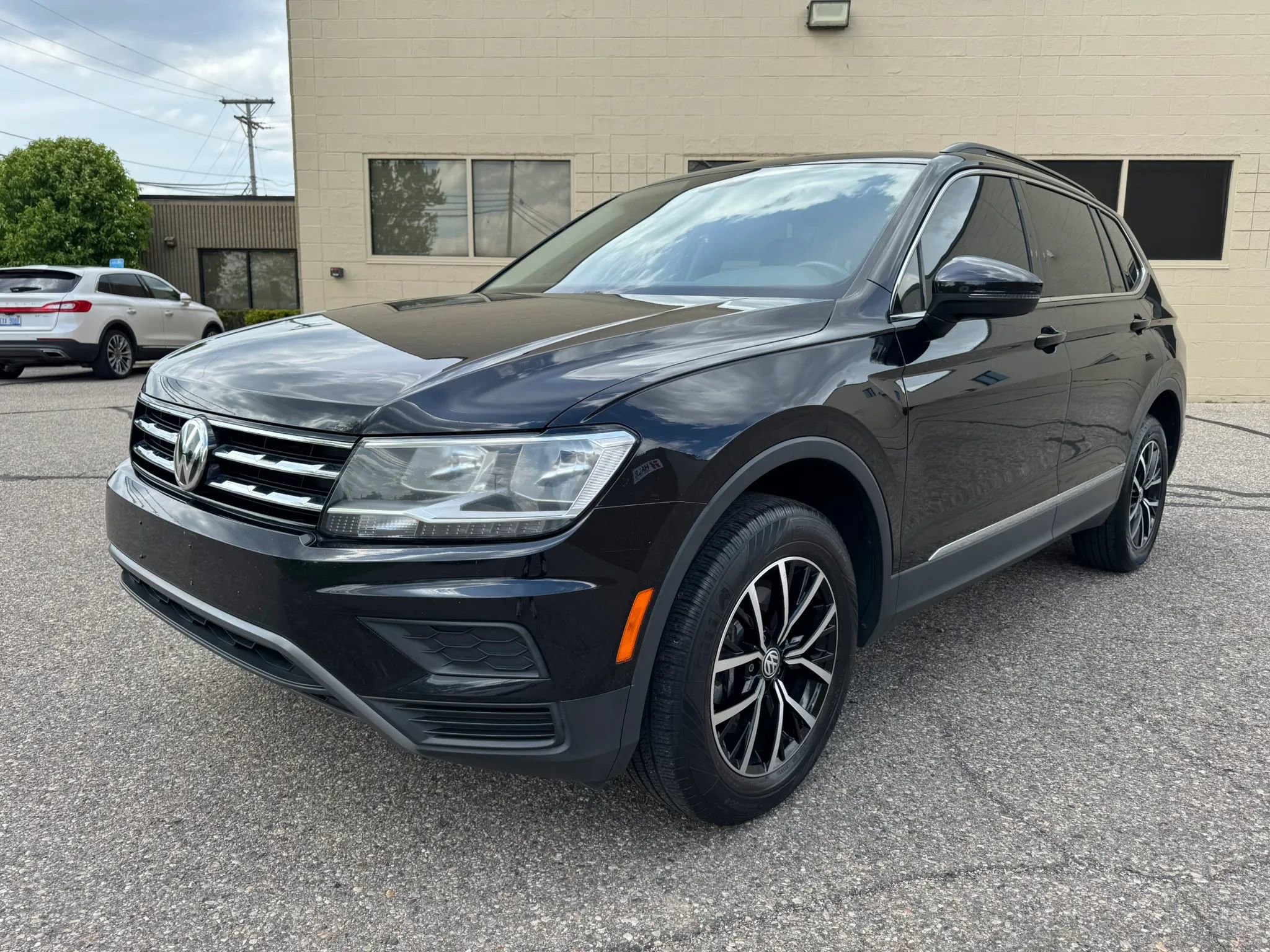 Used 2021 Volkswagen Tiguan SE FWD image 3