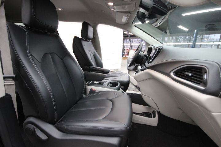 Used 2023 Chrysler Pacifica Touring-L image 29