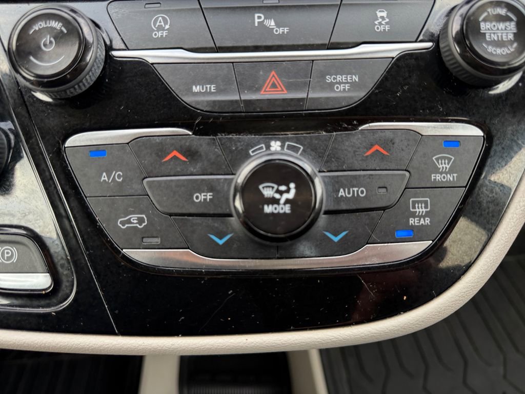 Certified 2019 Chrysler Pacifica Touring-L image 29