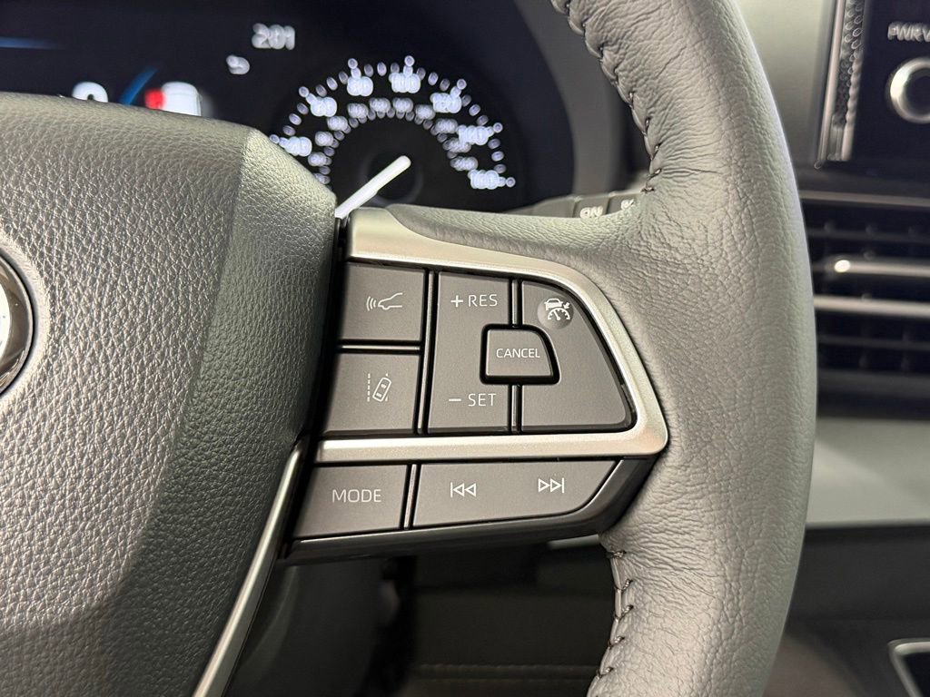 Used 2026 Toyota Sienna XLE FWD image 29