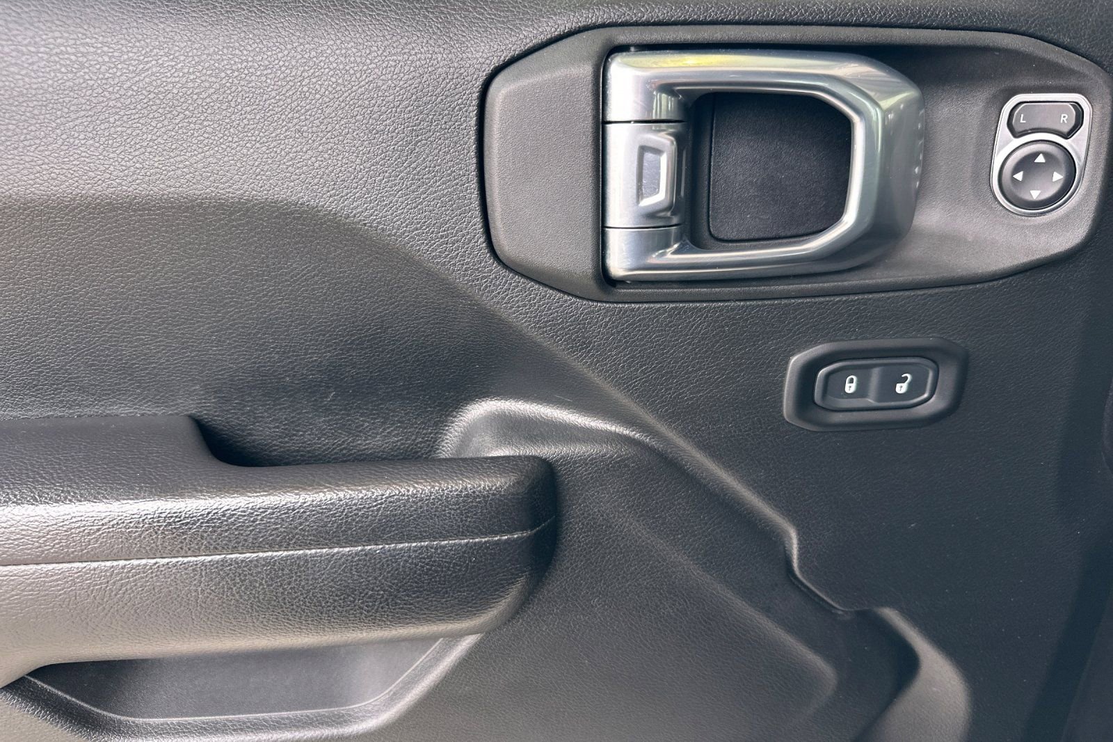 Used 2021 Jeep Gladiator Willys image 10