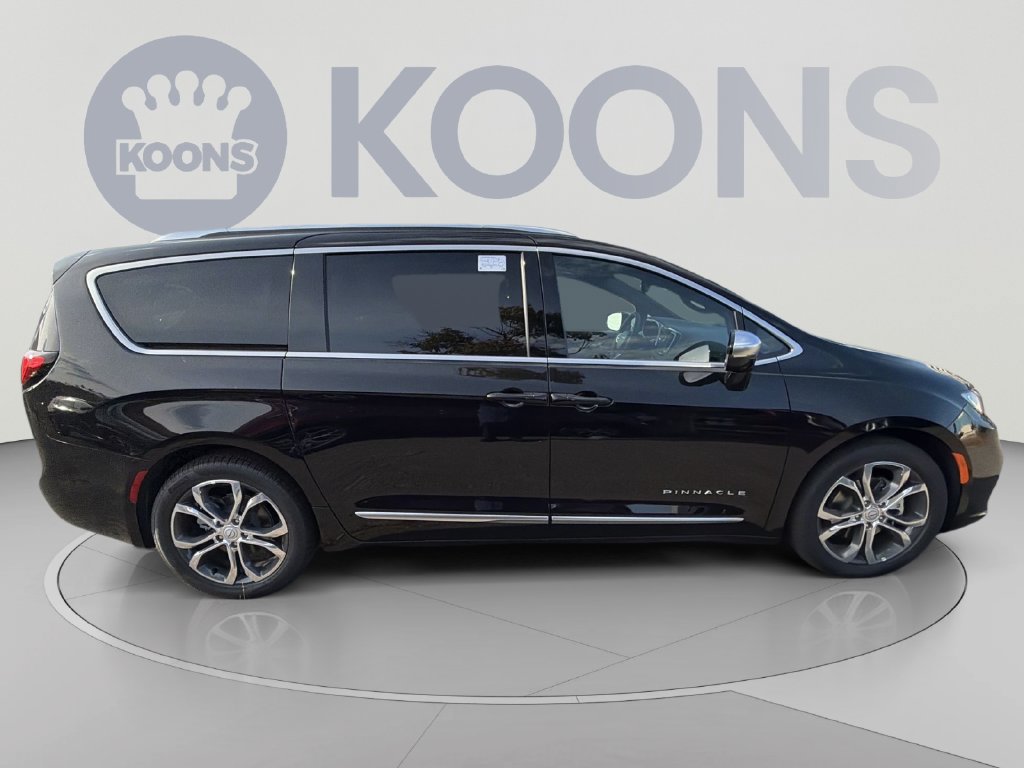 Used 2026 Chrysler Pacifica Pinnacle FWD image 8