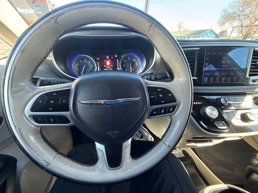 Used 2017 Chrysler Pacifica Limited image 28