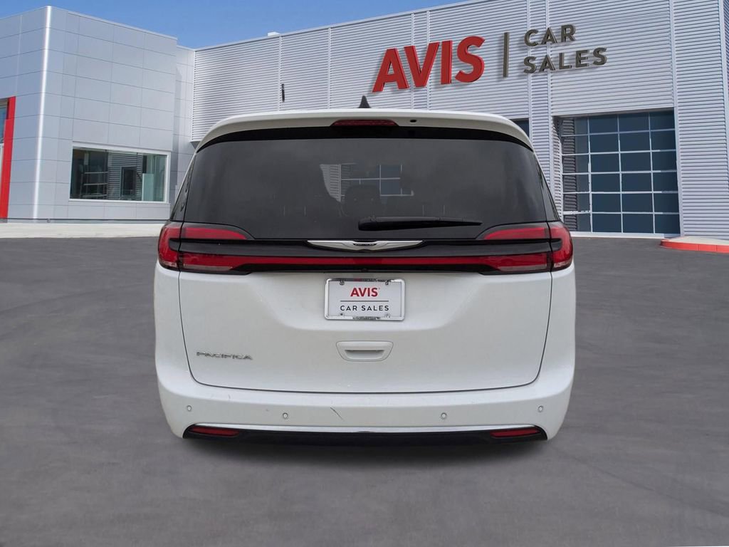 Used 2025 Chrysler Pacifica Select image 7