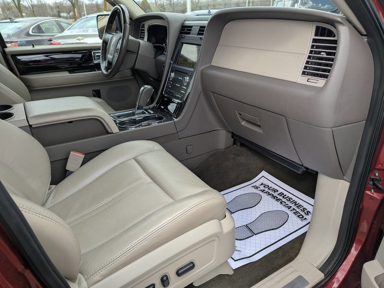 Used 2016 Lincoln Navigator Select image 10