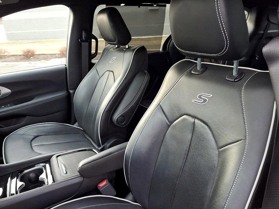 Used 2023 Chrysler Pacifica Limited w/ S Appearance Package image 17