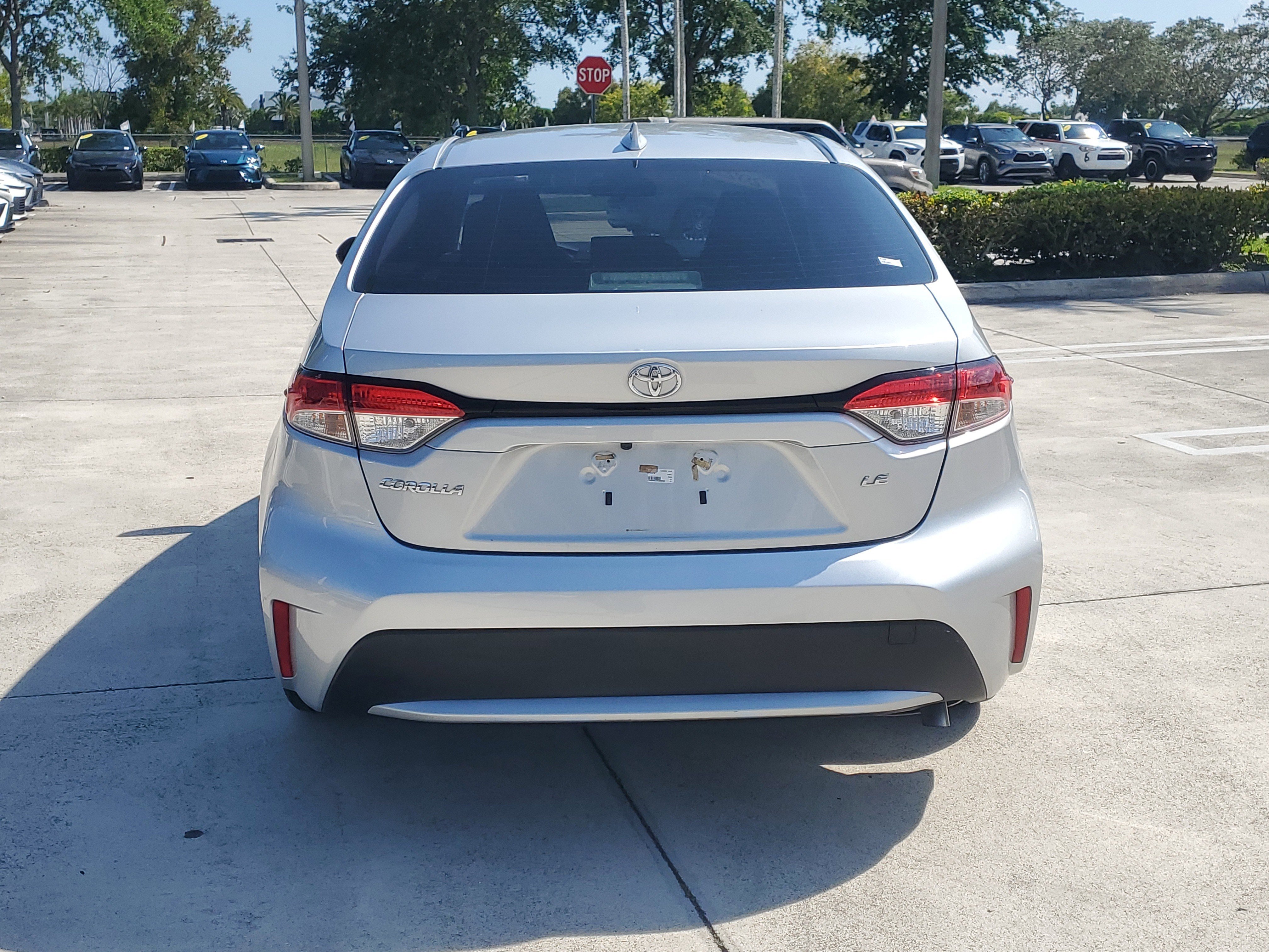 Used 2022 Toyota Corolla LE w/ LE Premium Package FWD image 4
