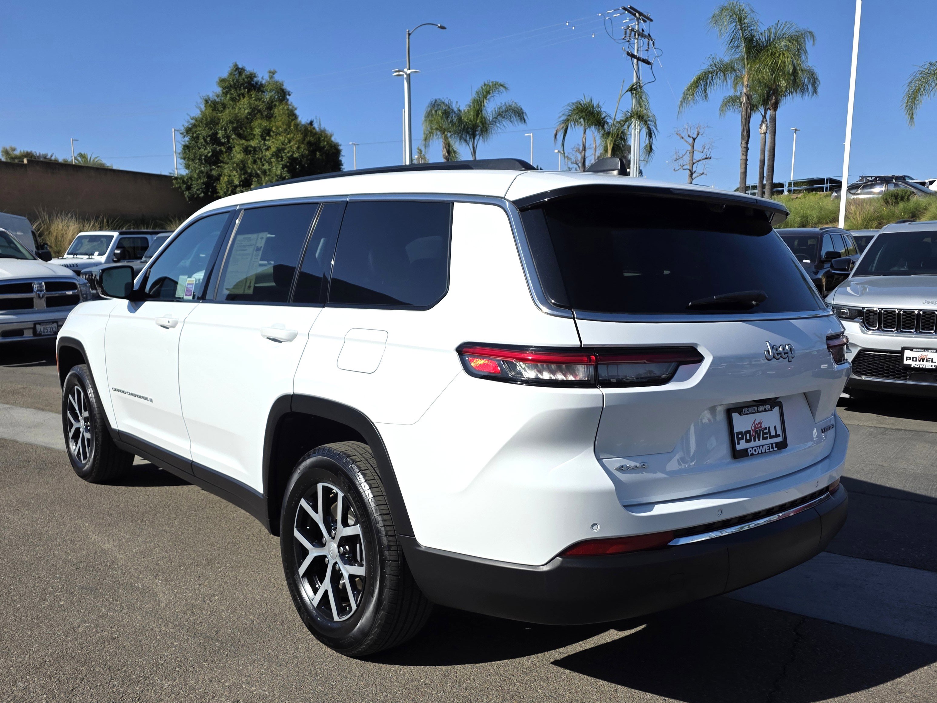 Certified 2024 Jeep Grand Cherokee L Limited w/ Luxury Tech Group II image 3