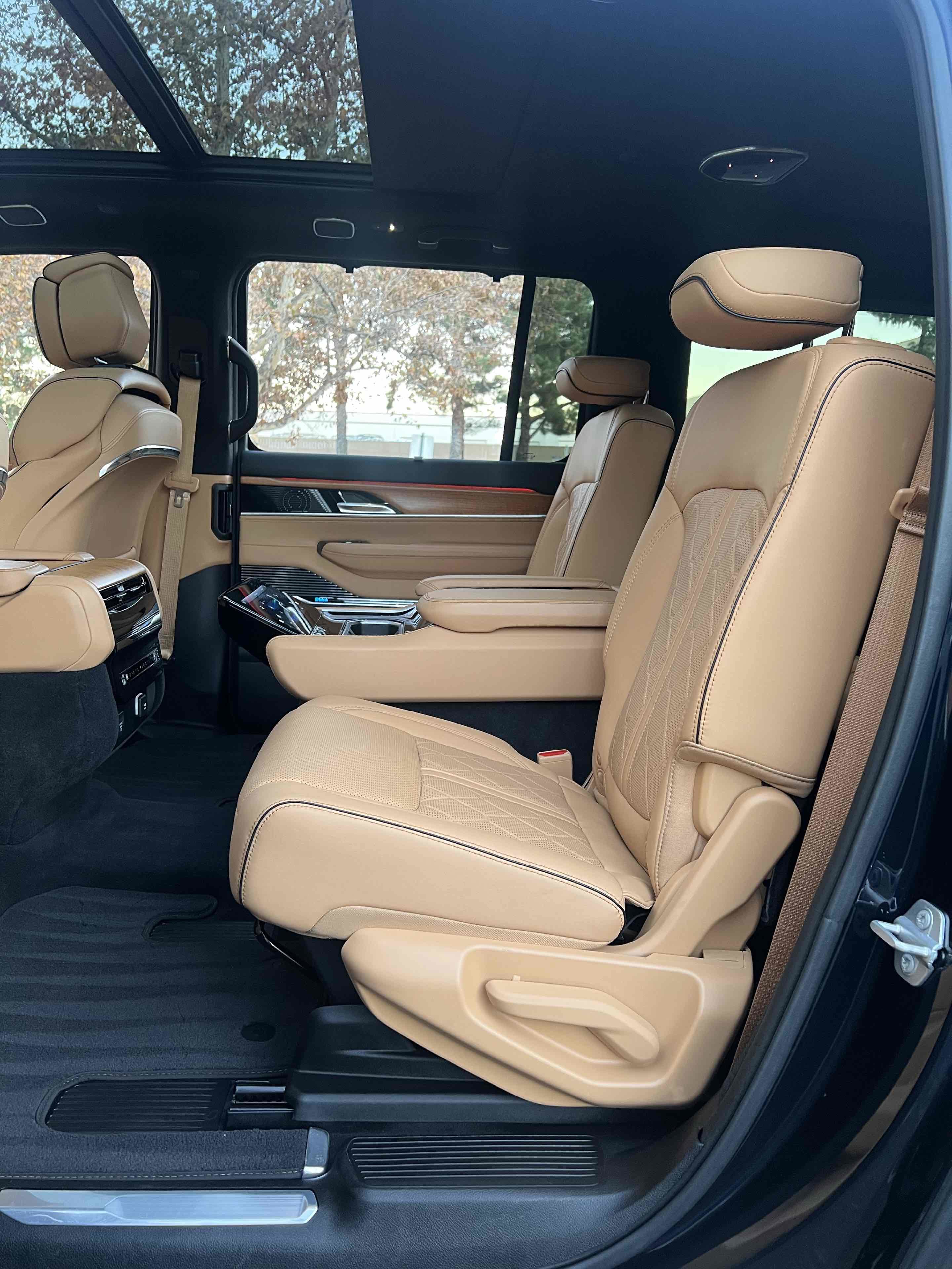 Used 2023 Jeep Grand Wagoneer L Series III image 31