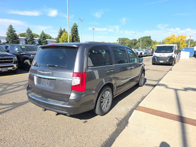 Used 2015 Chrysler Town & Country Touring-L w/ Driver Convenience Group FWD image 4