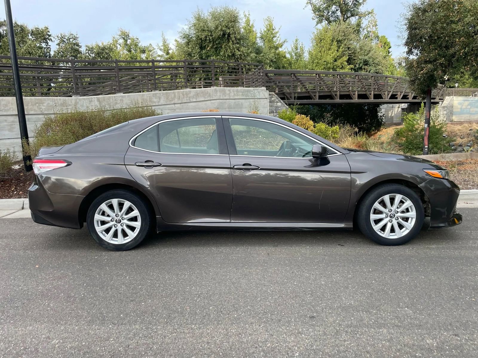 Used 2018 Toyota Camry SE image 2