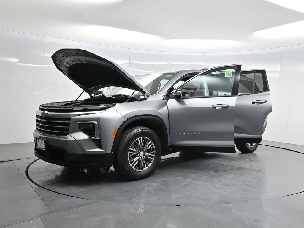 Used 2025 Chevrolet Traverse LT AWD/4WD image 42
