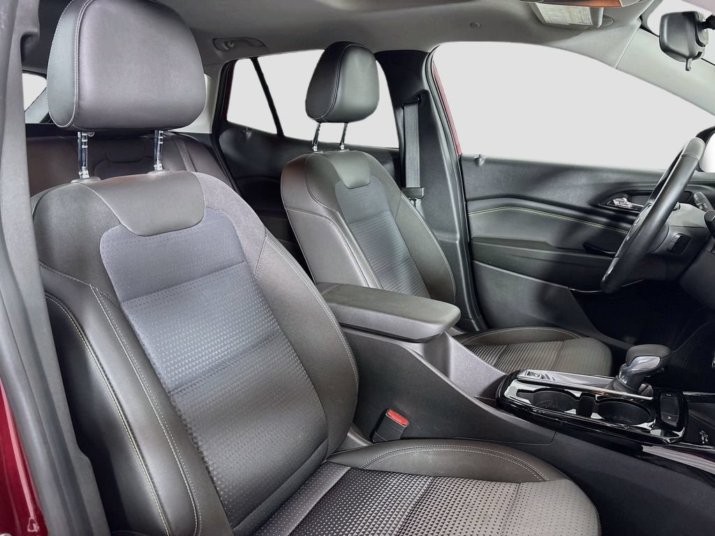 Used 2024 Chevrolet Trax LT w/ Sunroof Package FWD image 29