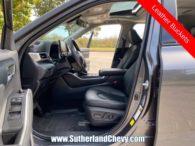 Used 2022 Toyota Highlander XLE AWD/4WD image 16