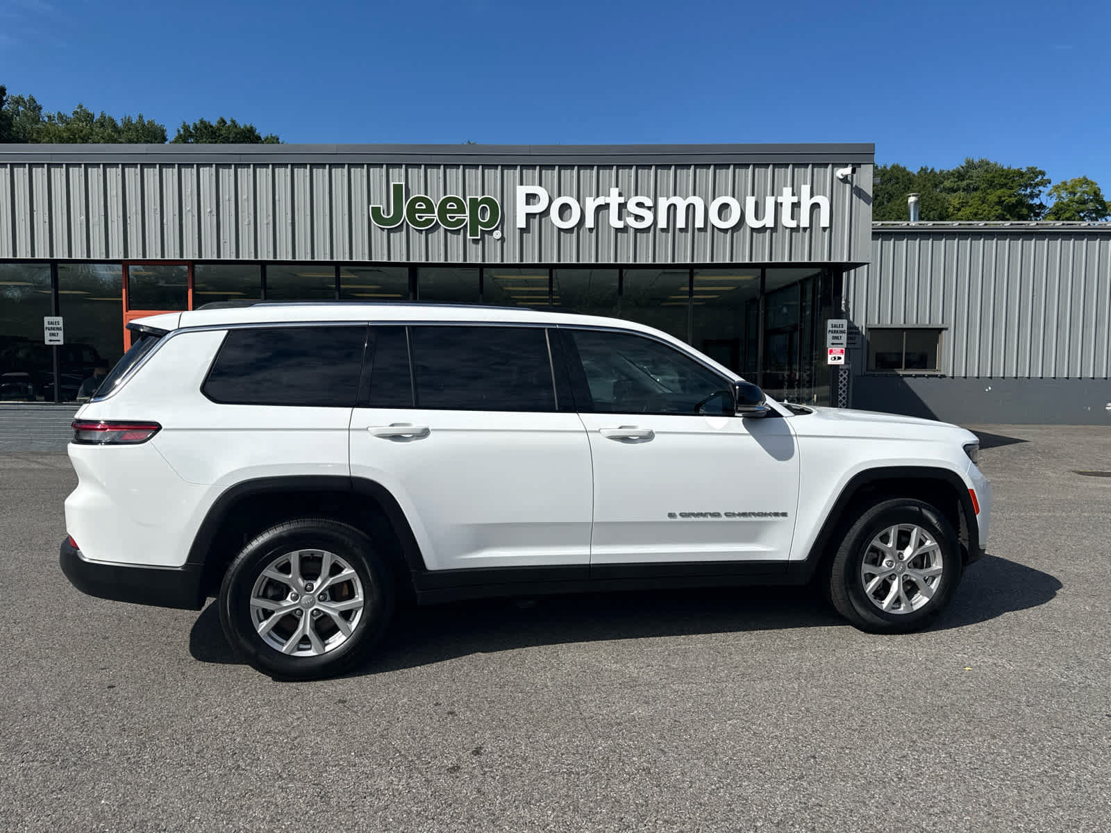 Used 2023 Jeep Grand Cherokee L Limited AWD/4WD image 2
