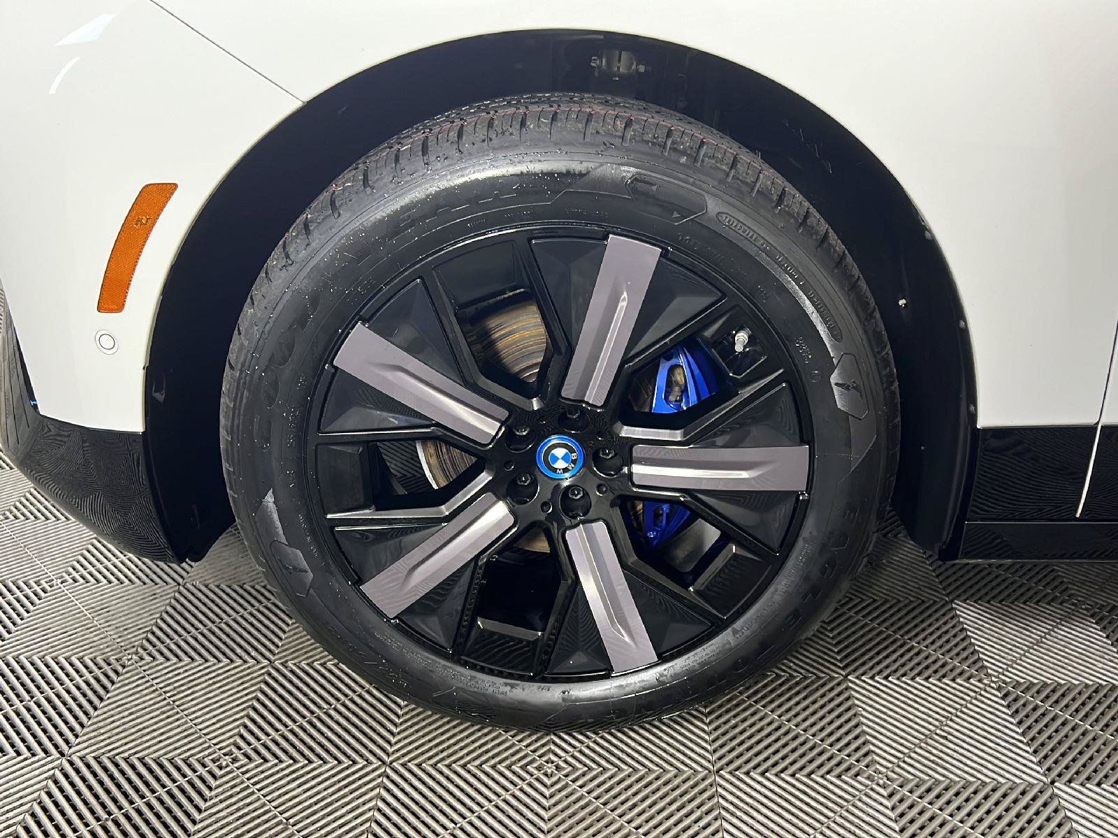 Used 2024 BMW iX xDrive50 w/ Premium Package AWD/4WD image 34