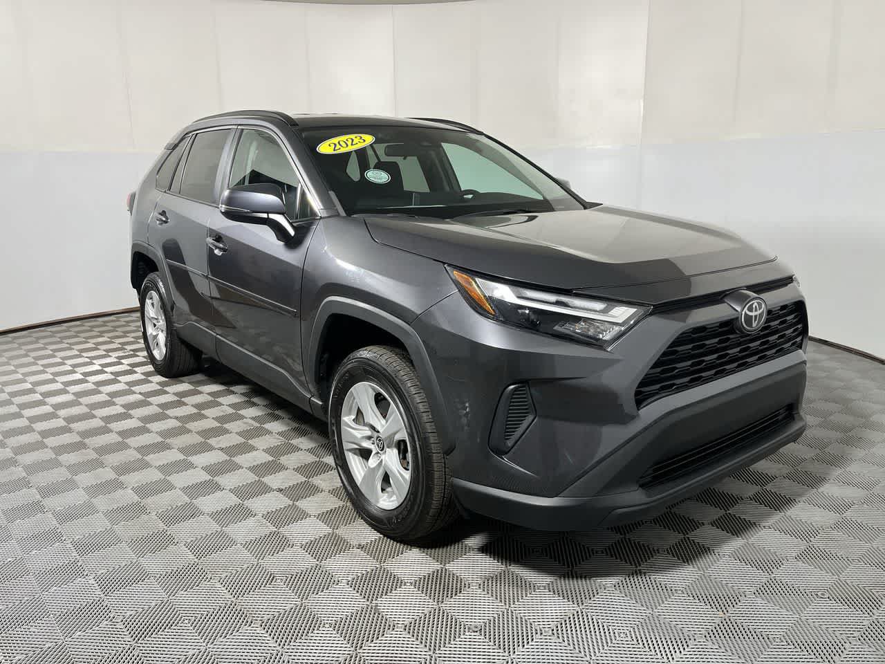 Used 2023 Toyota RAV4 XLE AWD/4WD image 2
