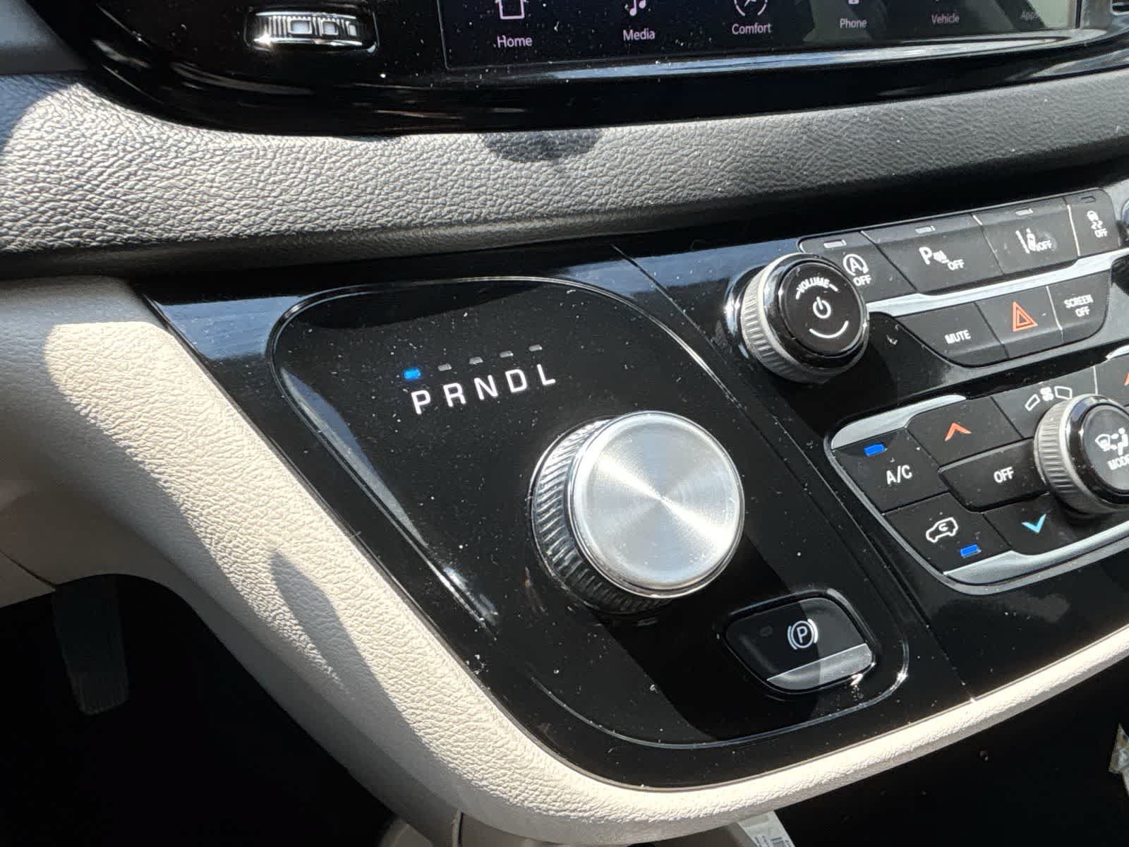Used 2024 Chrysler Pacifica Touring-L FWD image 18