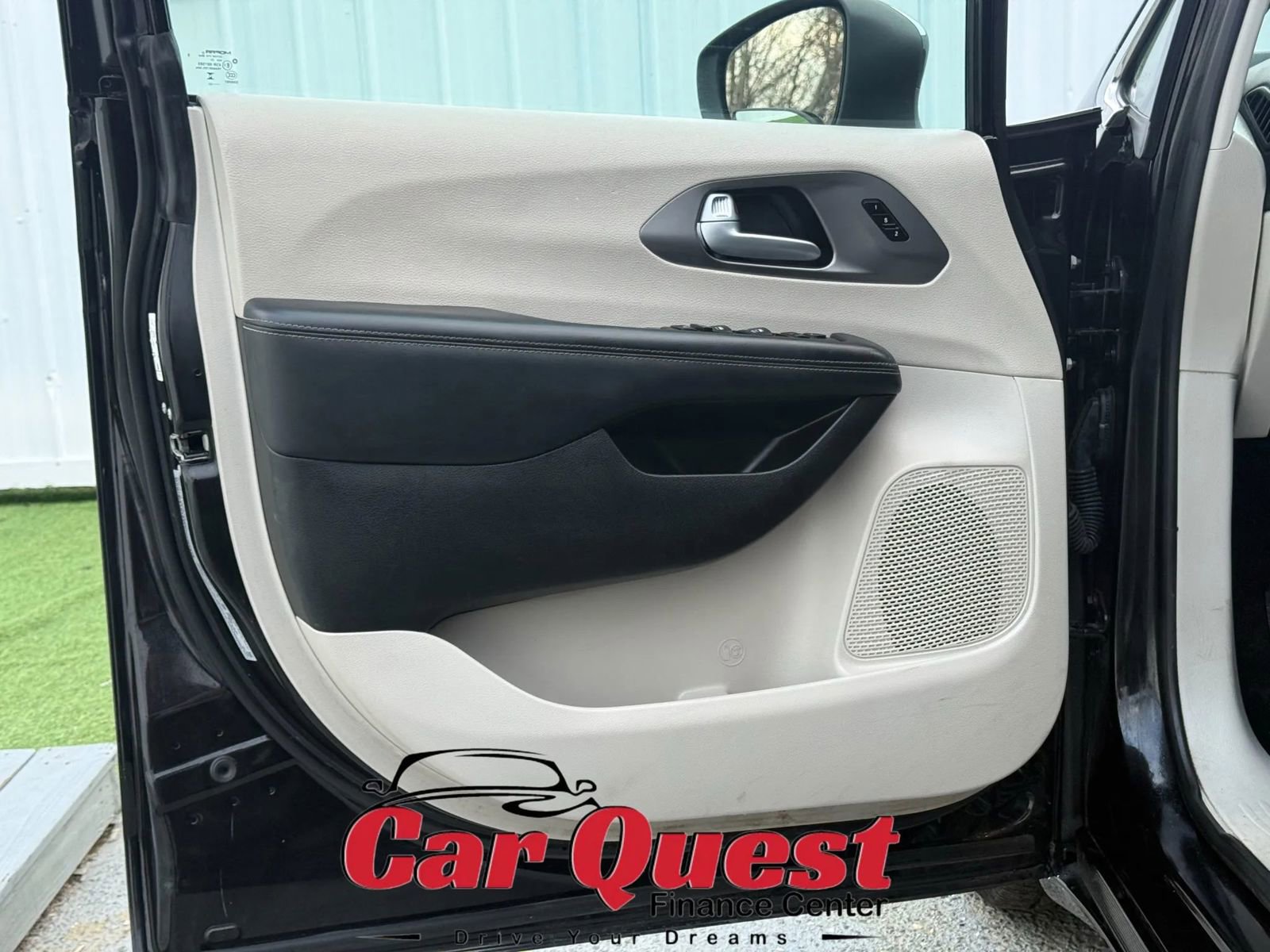 Used 2023 Chrysler Pacifica Touring-L FWD image 11