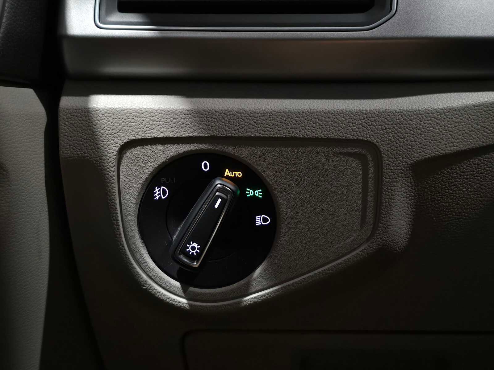 Used 2018 Volkswagen Atlas SE image 32