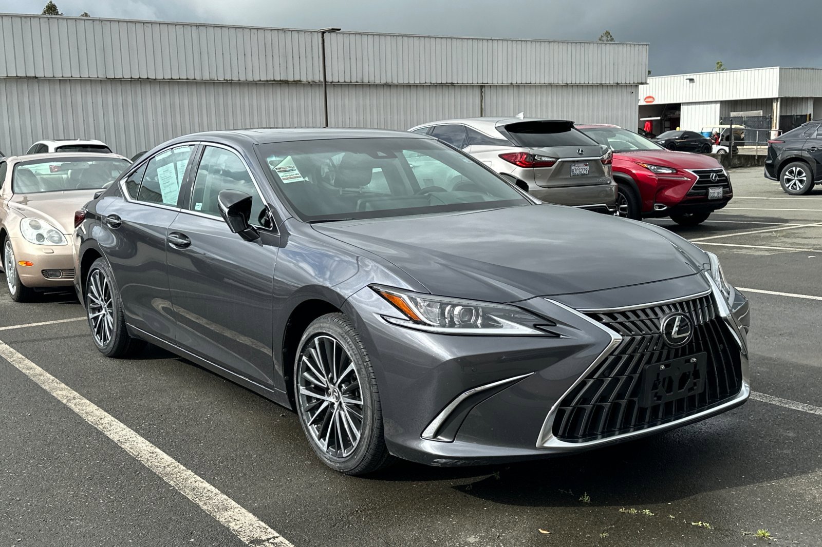 Used 2024 Lexus ES 300h w/ Premium Package image 2