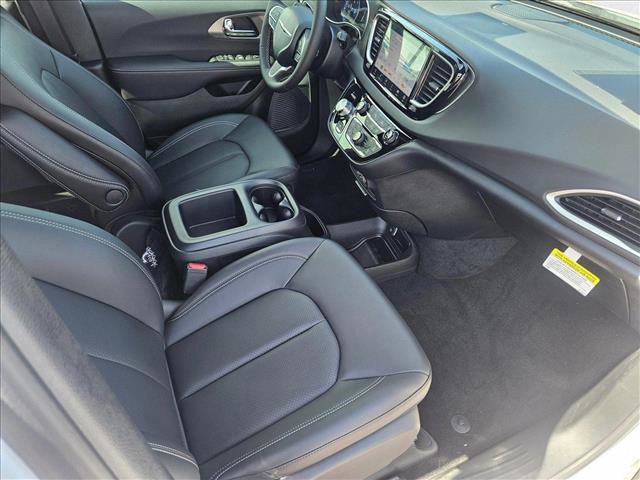 New 2025 Chrysler Voyager LX image 17