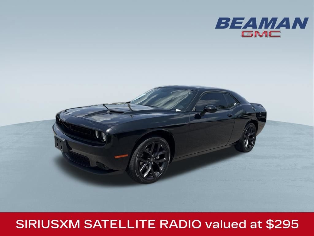 Used 2022 Dodge Challenger SXT w/ Driver Convenience Group RWD image 3
