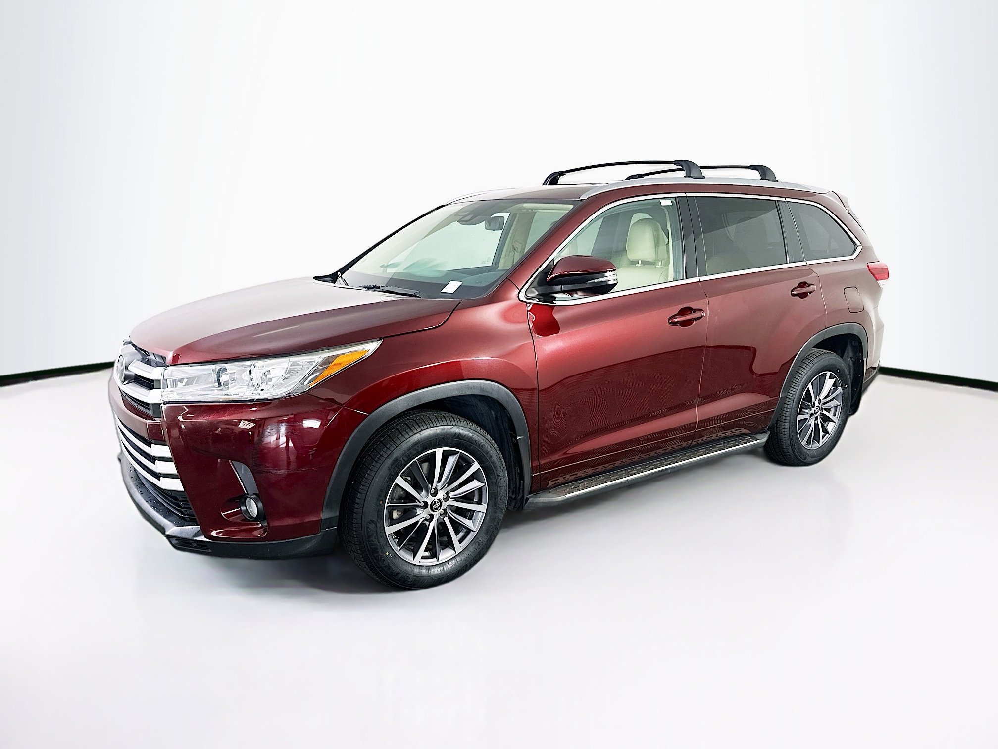 Used 2017 Toyota Highlander XLE FWD image 3