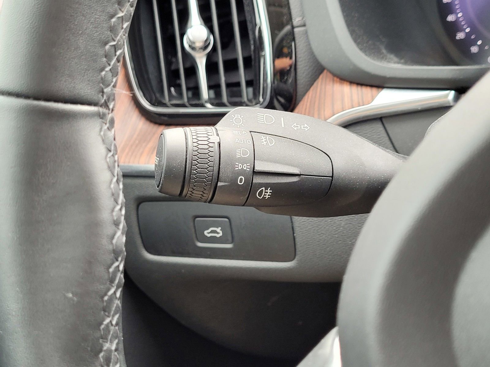 Certified 2023 Volvo XC60 B6 Ultimate w/ Protection Package Premier image 20