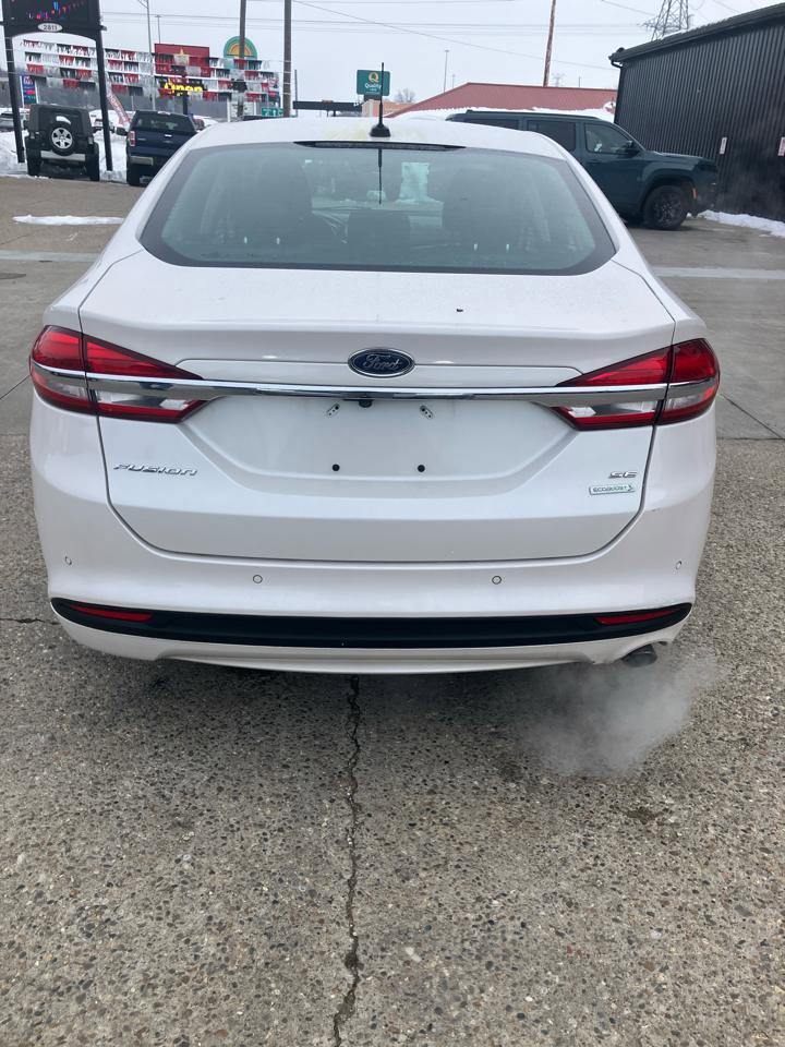 Used 2017 Ford Fusion SE w/ Fusion SE Technology Package image 3