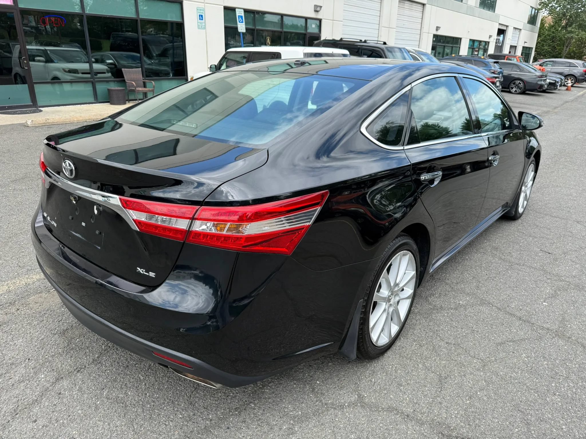 Used 2013 Toyota Avalon XLE Touring FWD image 4