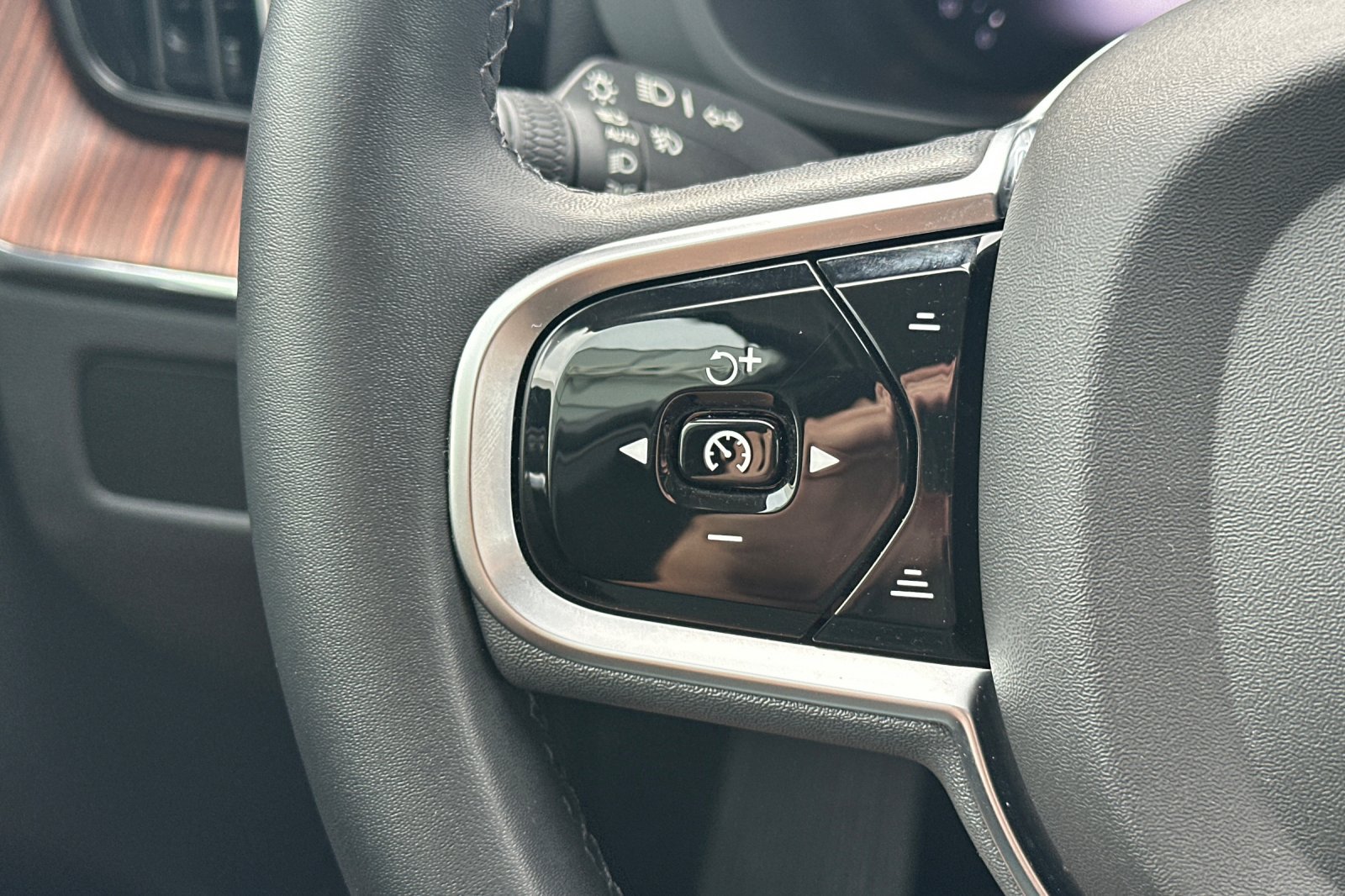 Certified 2023 Volvo XC60 T8 Plus w/ Protection Package Premier AWD/4WD image 28