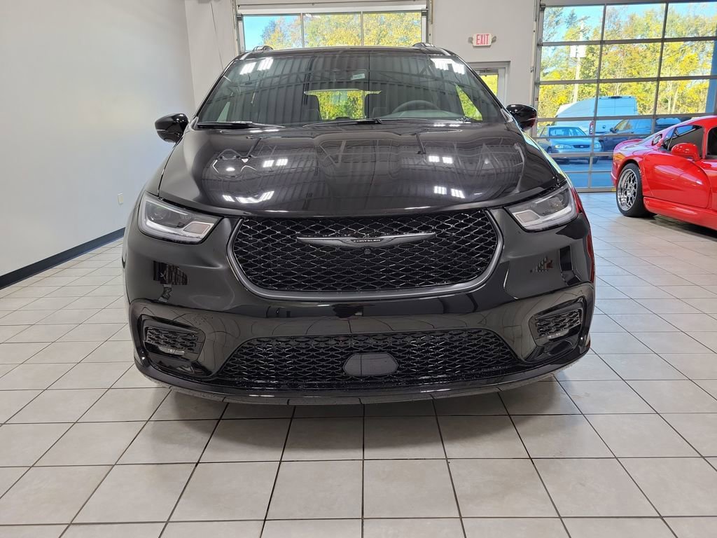 New 2026 Chrysler Pacifica Limited w/ S Appearance Package image 2