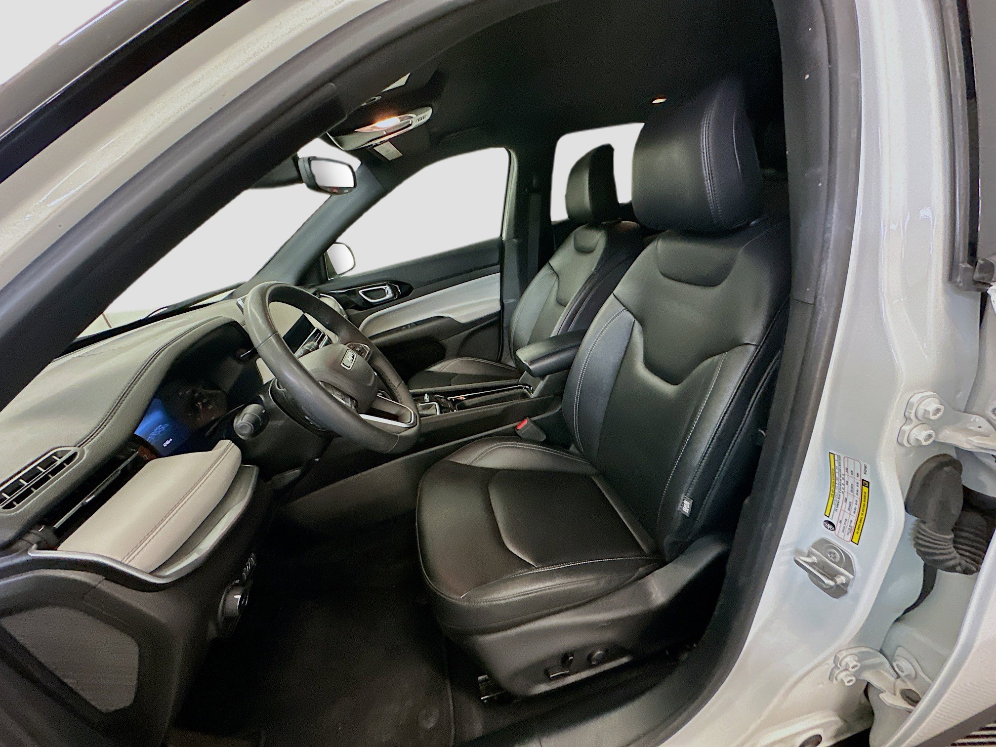 Used 2025 Jeep Compass Limited image 13