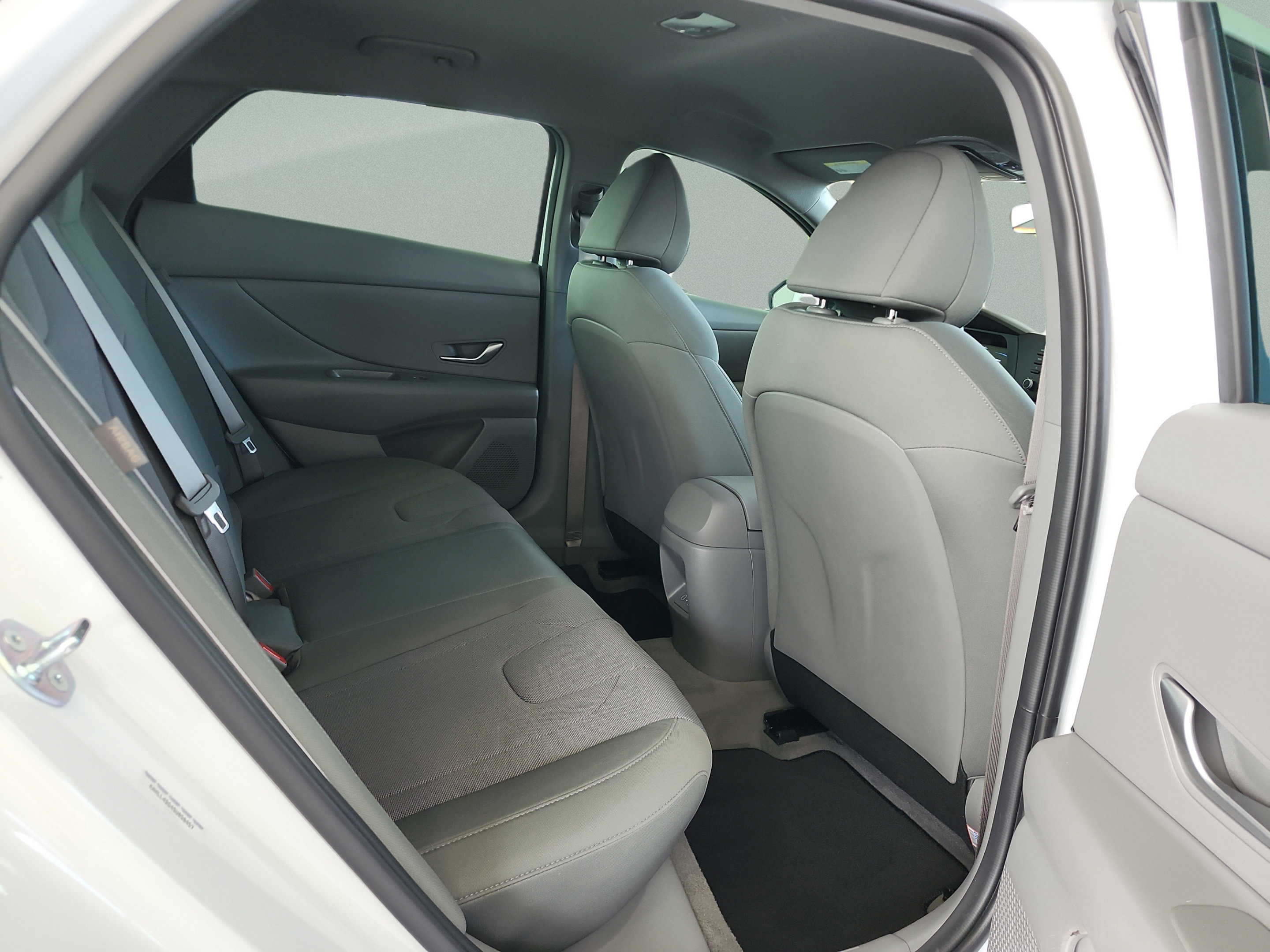 Used 2025 Hyundai Elantra SE FWD image 18