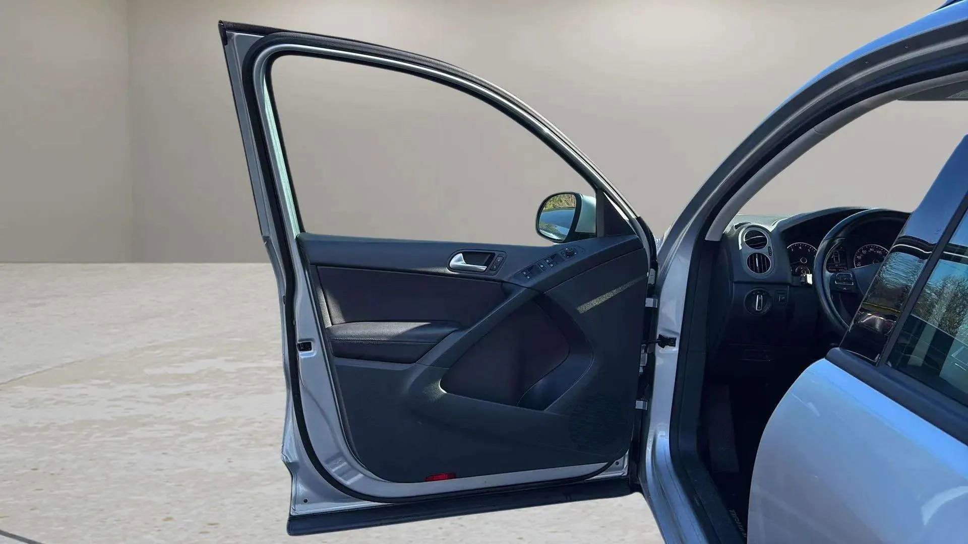 Used 2016 Volkswagen Tiguan S image 9