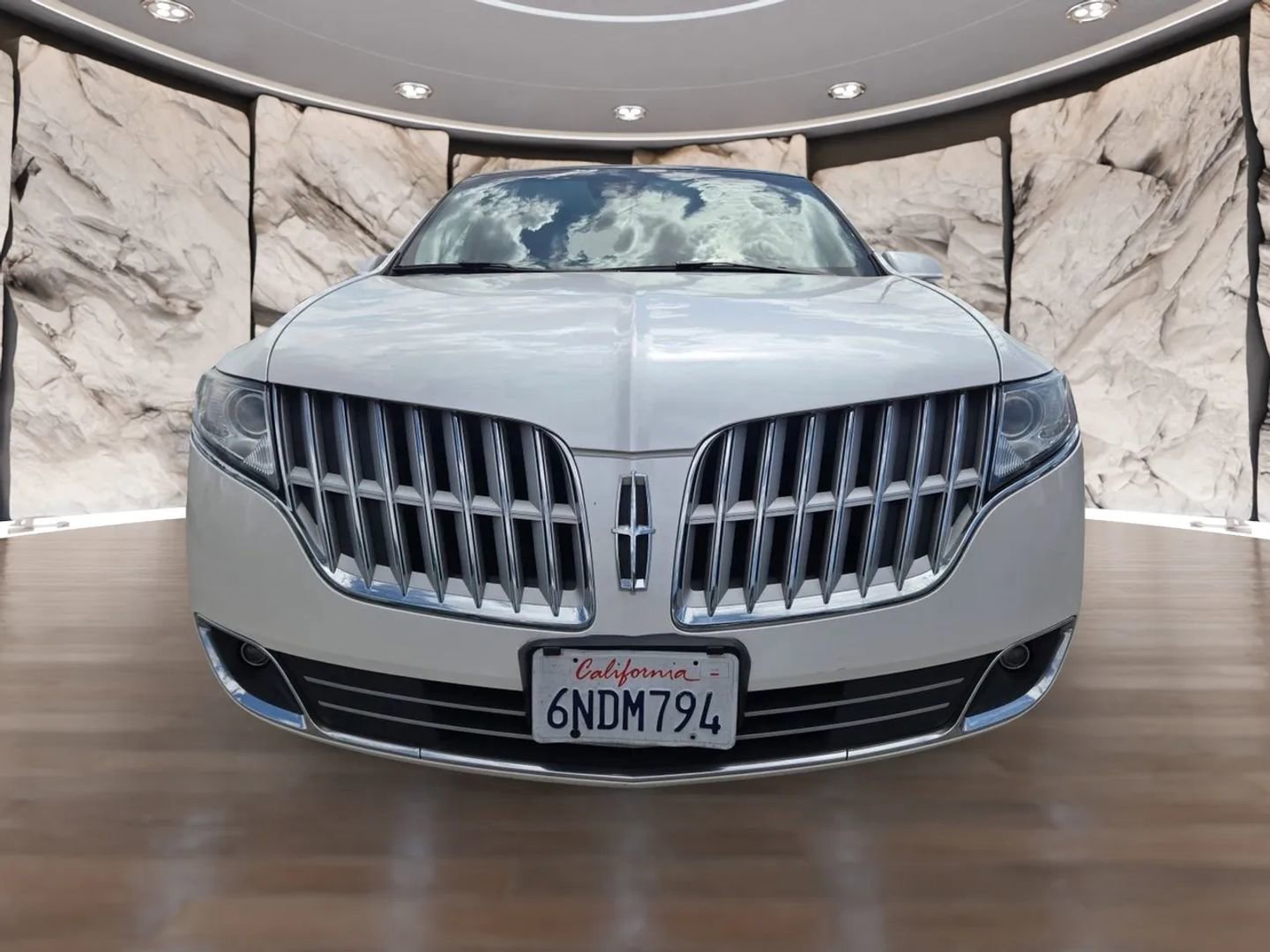 Used 2010 Lincoln MKT AWD image 2