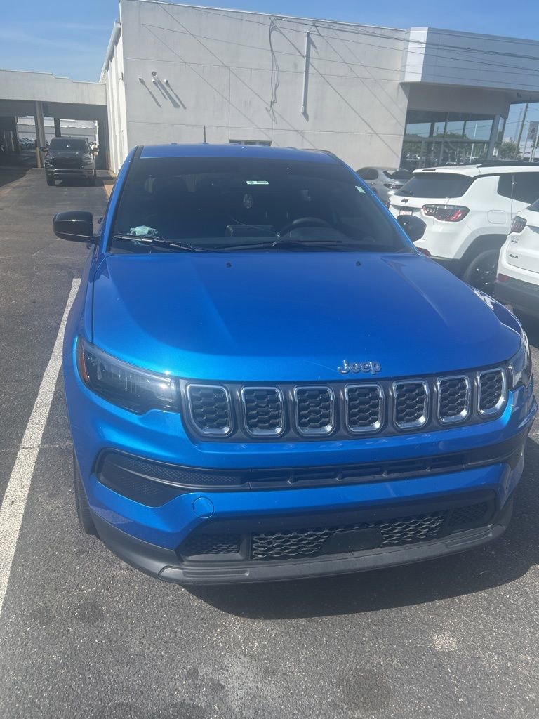 Used 2025 Jeep Compass Sport image 10