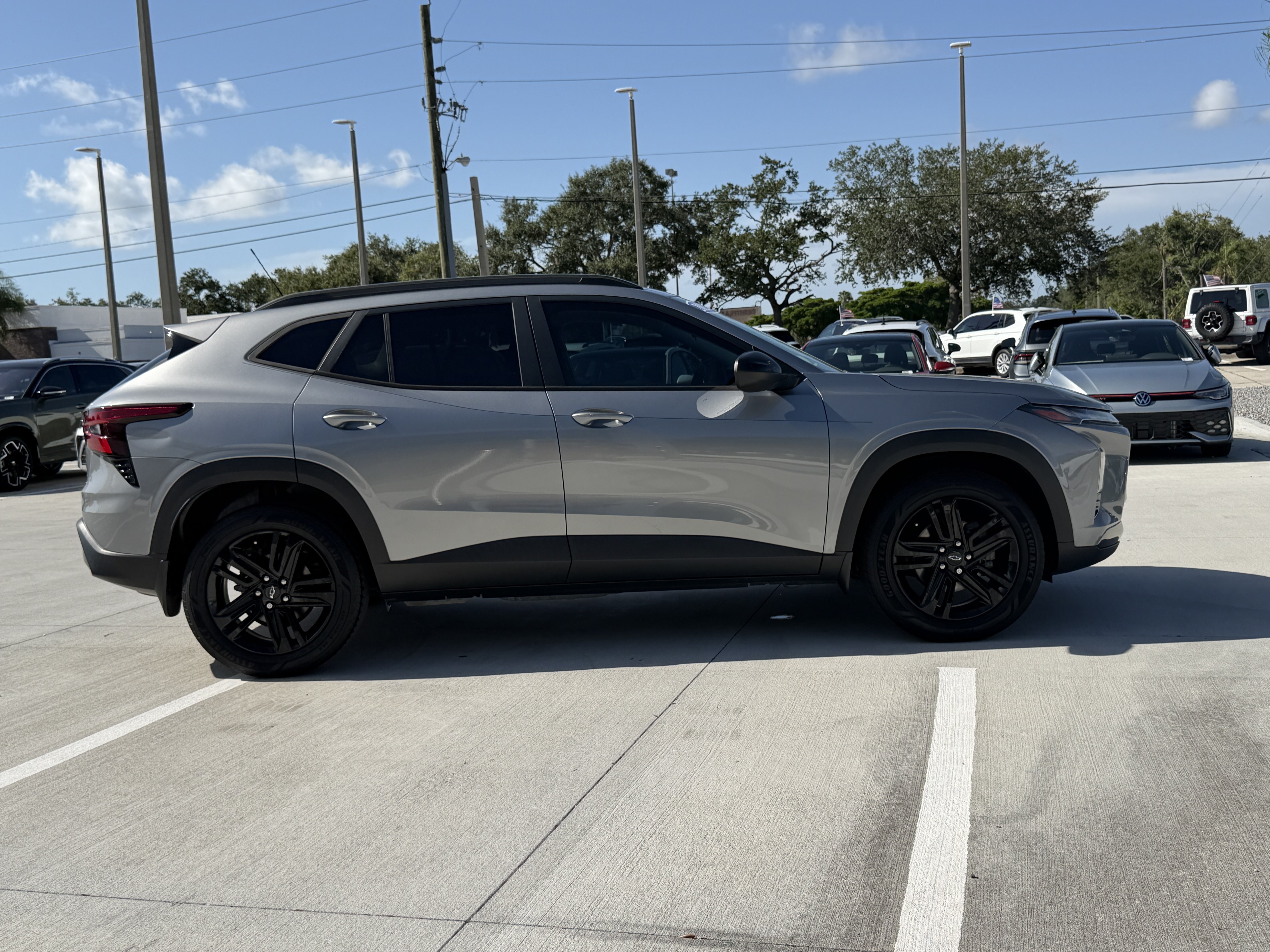 Used 2024 Chevrolet Trax ACTIV w/ Sunroof Package FWD image 2
